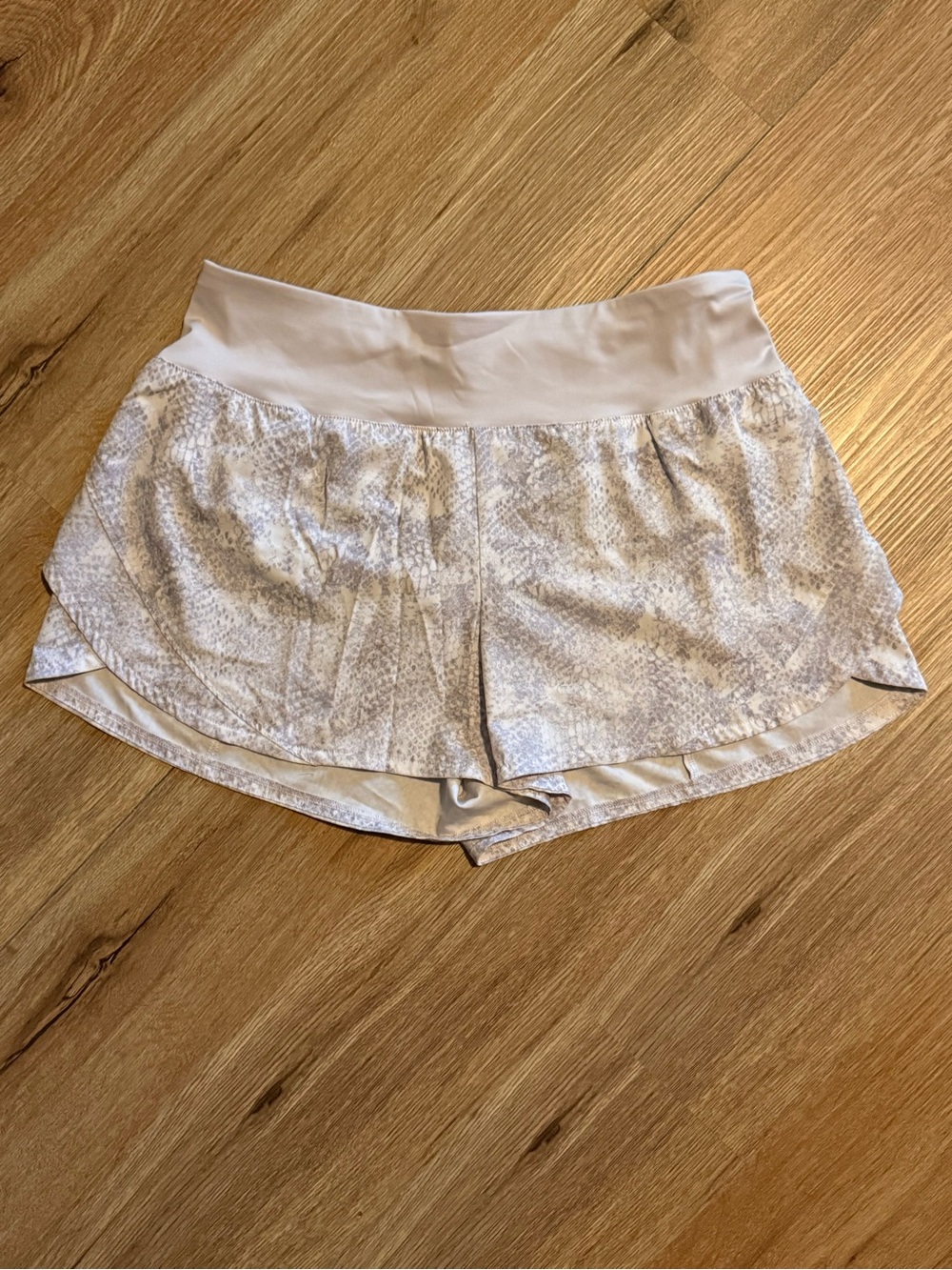 Women's Light Grayish Purple Active Shorts - Stretch Waistband